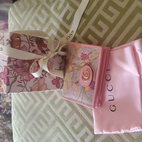 Gucci Handbags - Gucci Wallet